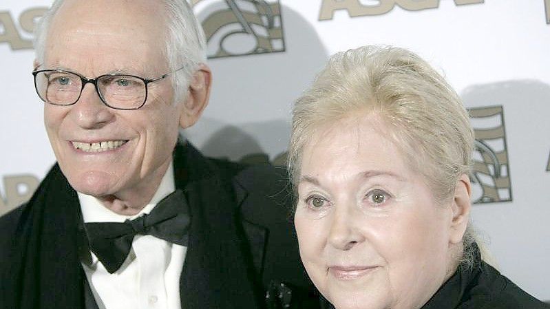 US-Komponistin Marilyn Bergman (r) mit ihrem Ehemann Alan bei einem Event in Beverly Hills. Die dreifache Oscar-Preisträgerin ist im Alter von 93 Jahren verstorben. Foto: Matt Sayles/AP/dpa