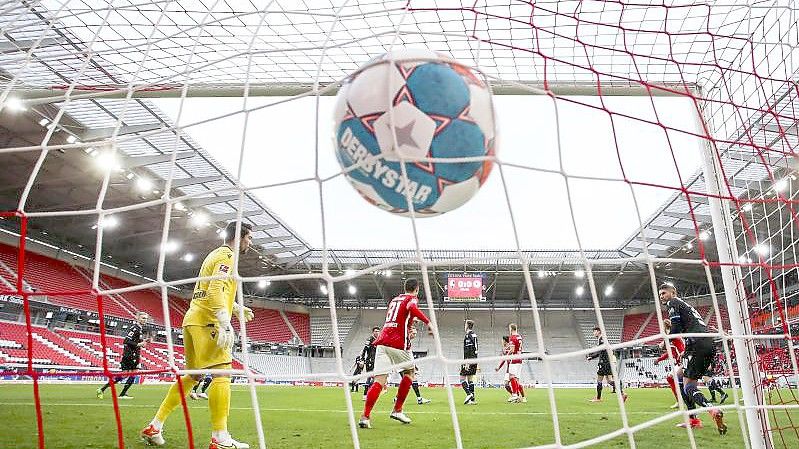 Freiburgs Ersatztorhüter Benjamin Uphoff musste zweimal hinter sich greifen. Foto: Tom Weller/dpa