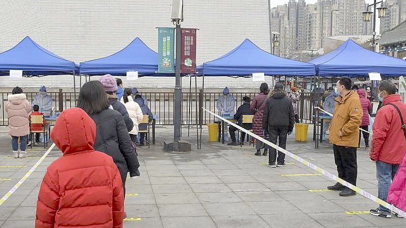 In der nordchinesischen Stadt Tianjin werden Massentests auf das Coronavirus durchgeführt. Foto: Uncredited/CHINATOPIX/dpa