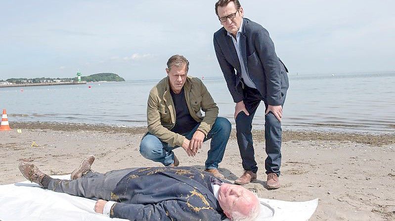 Die Ermittler Finn Kiesewetter (Sven Martinek, l) und Lars Englen (Ingo Naujoks) im neuesten Fall der ARD Vorabend-Krimiserie „Morden im Norden“. Foto: Thorsten Jander/ARD/dpa