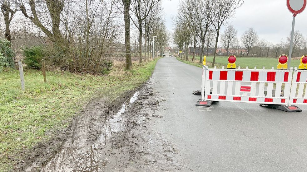 Am Freitag wurde die Absperrung etwas zur Seite gerückt, damit Radfahrer bequemer passieren können. Diese Gelegenheit nutzten auch gleich die ersten Autofahrer und standen dann vor den Fahrzeugen eines Gartenbaubetriebes. Foto: Karin Böhmer