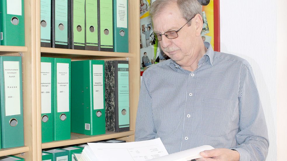 Im Schützenwesen kennt sich der Kirchdorfer Hinrich Kronshagen aus. Er hat seit den 1970er-Jahren rund 8000 Dokumente über Wettkämpfe, Schützenfeste, Verbandspolitik oder Todesanzeigen gesammelt. Er übergab den Großteil der Unterlagen den Auricher Vereinen. Foto: Wolf-Rüdiger Saathoff