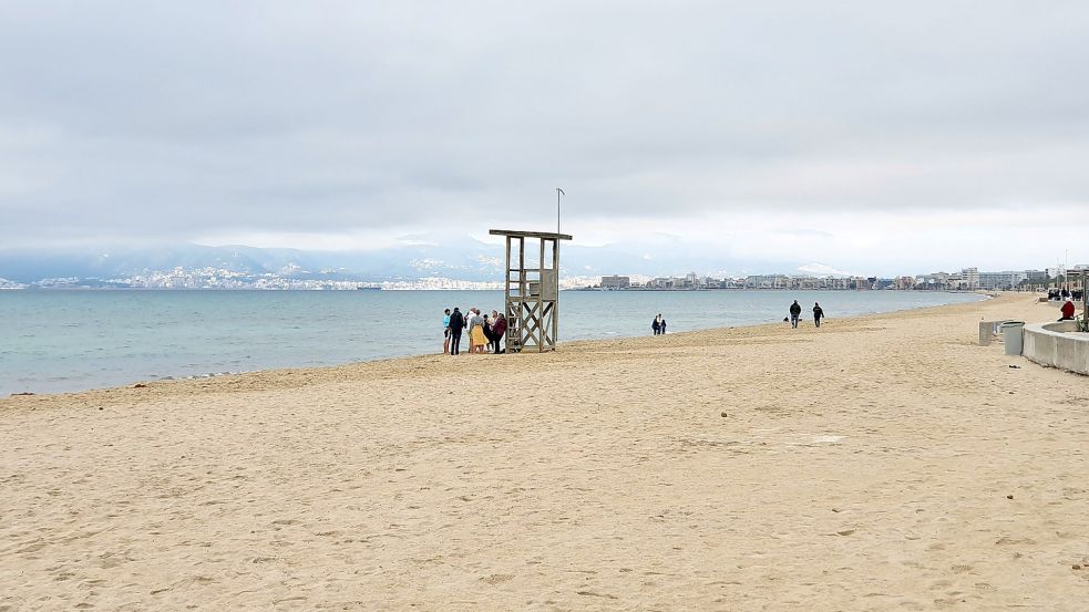 Playa de Palma auf Mallorca: Die Strände sind bei hohen Inzidenzahlen auf der beliebten Ferieninsel wie leer gefegt. Foto: imago images/Eibner