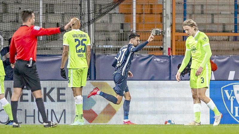 Bochums Milos Pantovic (M) jubelt nach seinem Tor zum 1:0. Foto: David Inderlied/dpa