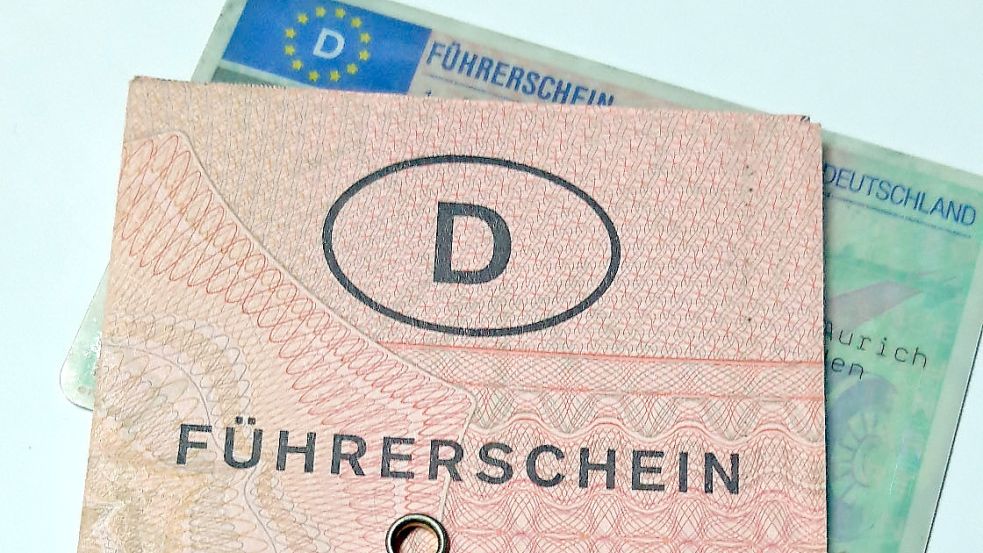 Auch die rosafarbenen Führerscheine müssen gegen neue im Plastikkartenformat getauscht werden. Foto: Thomas Dirks