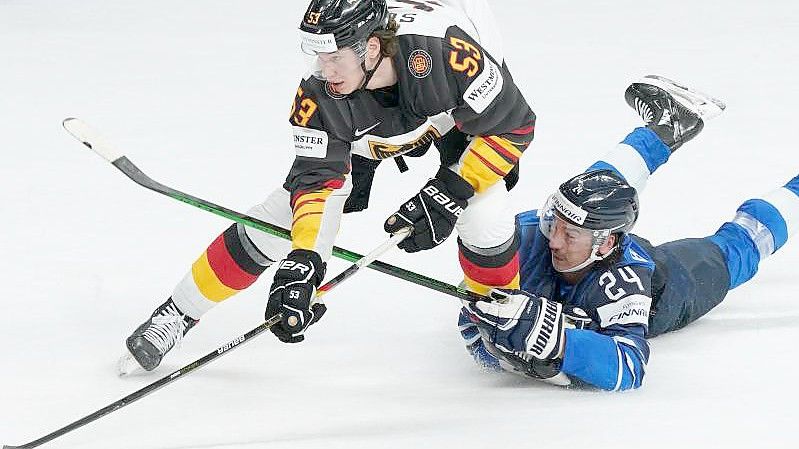 Wäre gerne zu den Olympischen Spielen nach Peking gereist: Moritz Seider (l). Foto: Roman Koksarov/dpa