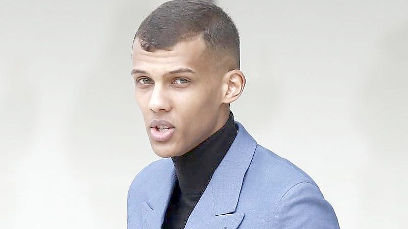 Der belgische Sänger Stromae auf der Pariser Modewoche 2015. Foto: Etienne Laurent/EPA/dpa