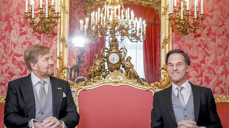 Premier Mark Rutte (r.) und König Willem-Alexander der Niederlande bei der Unterzeichnung des Königlichen Dekrets. Foto: Sem Van Der Wal/ANP/dpa