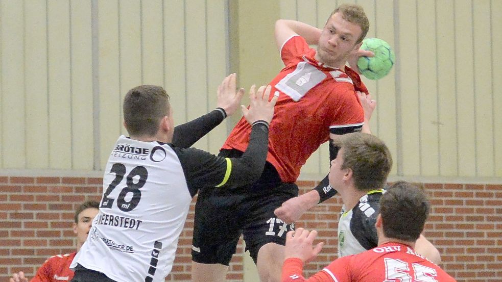 Zur Hochform liefen die Handballer des OHV Aurich II gegen den TV Neerstedt auf. Erstmals in dieser Saison konnte Arne Tuinmann mitspielen. Fotos: Bernd Wolfenberg