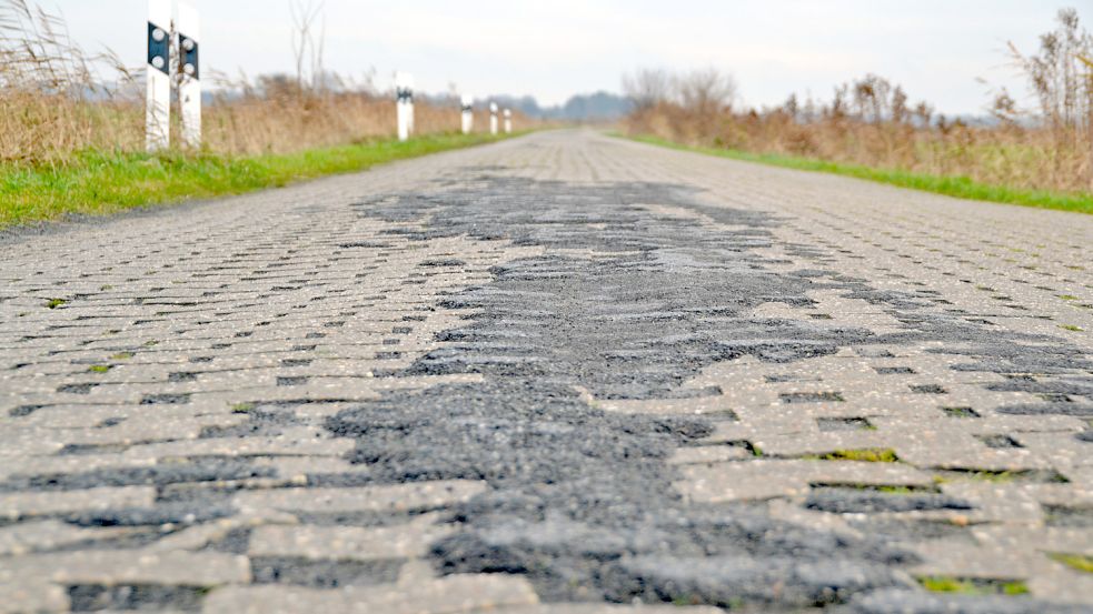 Die gepflasterte Fahrbahn des Reithammer Wegs in Osteel weist Schäden auf und soll erneuert werden. Foto: Aiko Recke