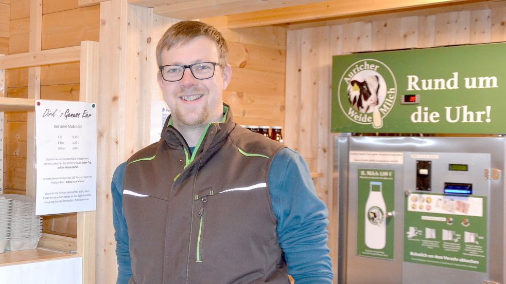 Landwirt Udo Haßbargen verkauft in seinem Hofladen unter anderem Milch. Foto: Franziska Otto