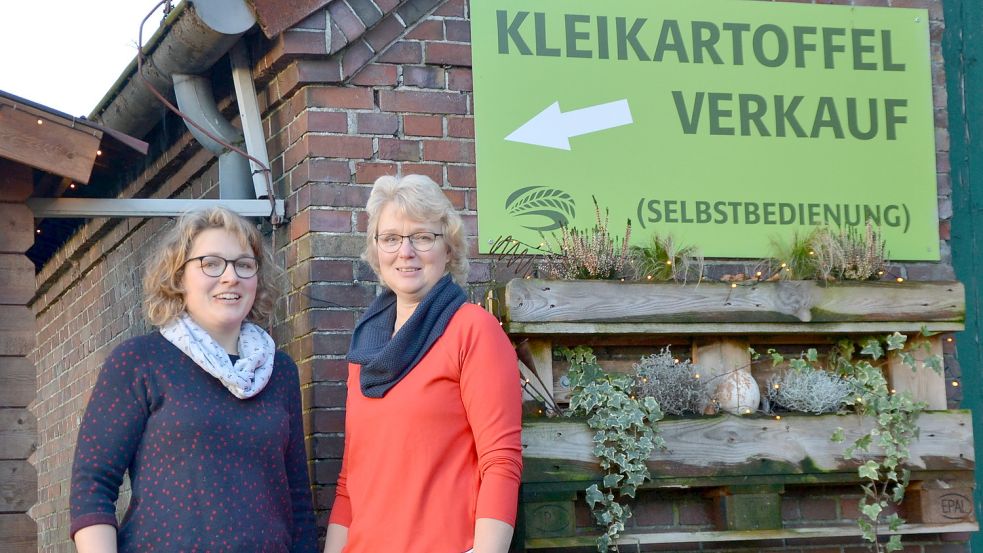 •Tochter Wiebke de Buhr (links) führt den Hofladen ihrer Mutter Reina de Buhr weiter. Foto: Franziska Otto