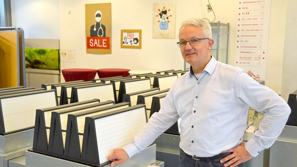 Schulleiter Rüdiger Musolf vom Auricher Ulricianum. Die Luftfilter auf dem Bild sind mittlerweile längst Teil der Corona-Prävention an seiner Schule. Foto: Aiko Recke