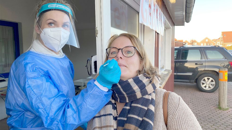Bianca Rüst testet Julia Kleen-Kubusch auf das Coronavirus. Foto: Holger Janssen