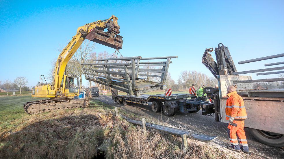 Am Montag rollten „Zum Haxtumerfeld“ in Aurich die Baufahrzeuge an. Foto: Romuald Banik