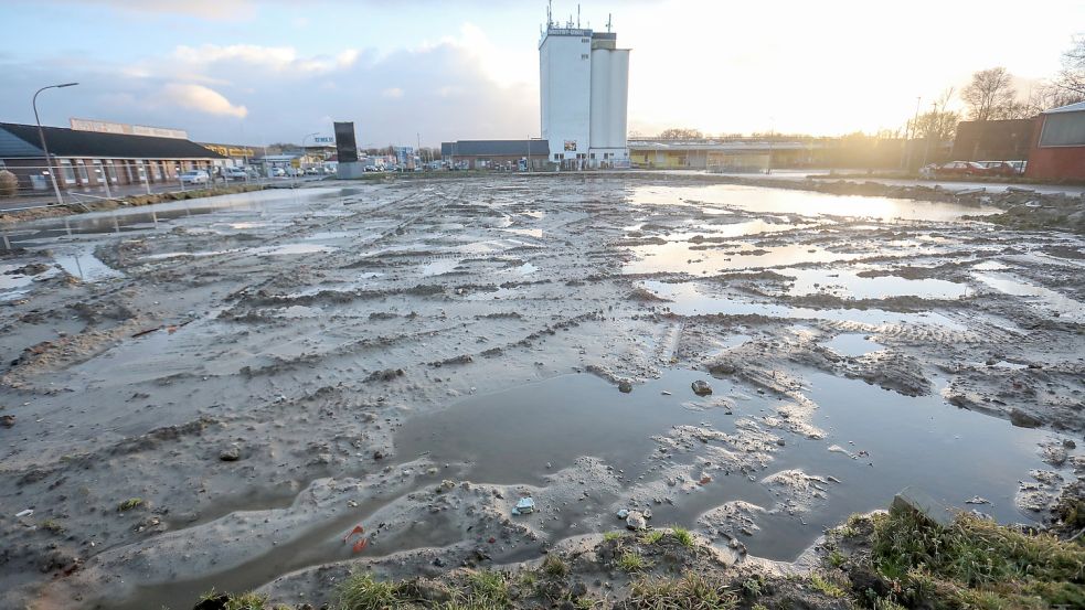 Wasser und Matsch sind das einzige, was derzeit auf dem Gelände des abgebrannten Lidl-Marktes zu sehen ist. Foto: Romuald Banik