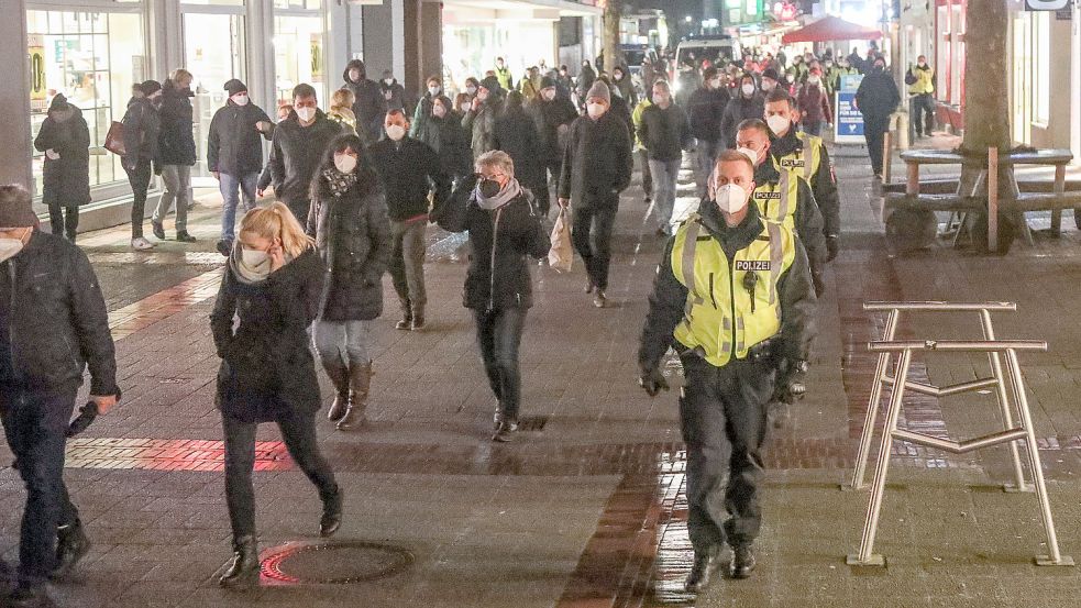 Die Polizei begleitete den Demonstrationszug der sogenannten Montagsspaziergänger durch das Stadtgebiet von Aurich. Foto: Romuald Banik