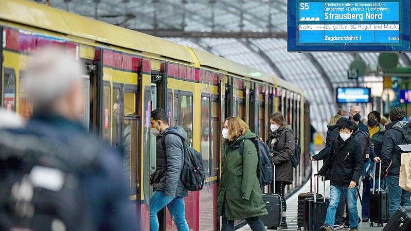 Fahrgäste steigen am Berliner Hauptbahnhof in eine S-Bahn ein. Foto: Monika Skolimowska/dpa-Zentralbild/dpa