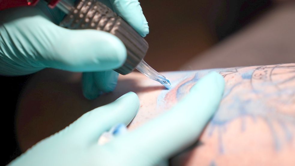 Farbige Tattoos können vorerst nicht mehr gestochen werden. Foto: DPA