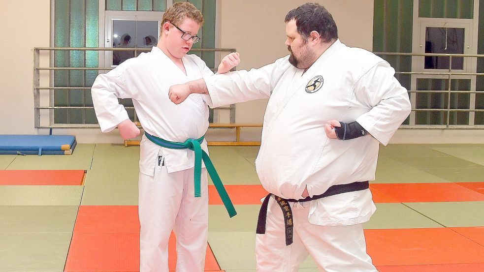 Karatelehrer Timo Heider trainiert den 15-jährigen Leon Goldenstein in der Ihlower Sporthalle. Foto: Gerd-Arnold Ubben