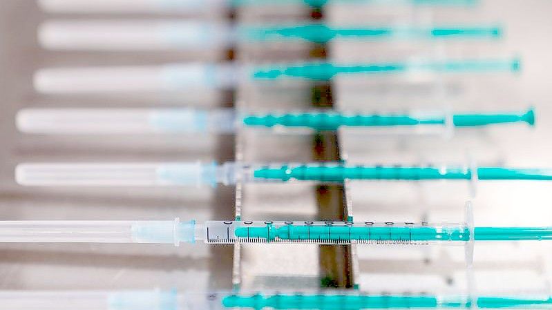 Betroffene der Impf-Panne in Oberbayern können kostenlos ihre Antikörper bestimmen lassen und sich gegebenenfalls erneut impfen lassen. (Symbolbild). Foto: Nicolas Armer/dpa