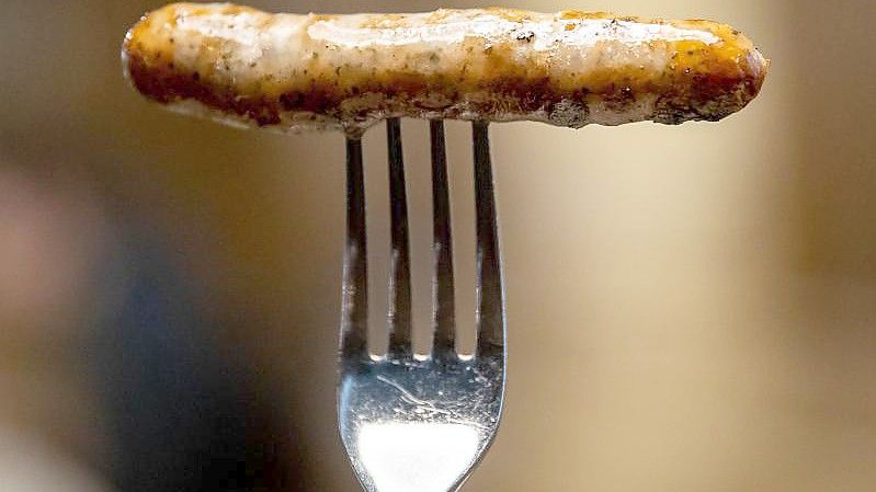 Die deutsche Bratwurst heißt in den USA schlicht „Brat“. Foto: Daniel Karmann/dpa