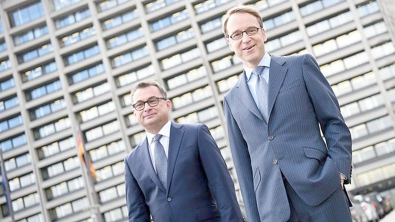 Joachim Nagel (l) hat das Amt des Bundesbank-Präsidenten von Jens Weidmann übernommen (Archivbild). Foto: Arne Dedert/dpa
