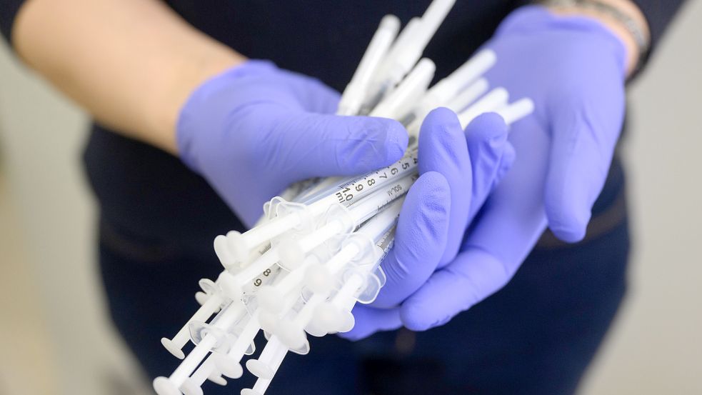 Eine Mitarbeiterin einer Impfaktion hält Spritzen mit dem Wirkstoff Comirnaty in den Händen. Ob eine Impfpflicht kommen soll, ist weiter umstritten. Foto: DPA
