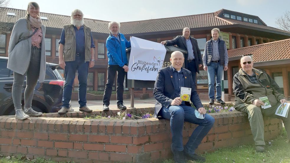 Sie wollen Großefehn zum Blühen bringen: Nabu-Mitglied Christina Froschauer (hinten von links), Focke Focken (Verein Blühende Landschaft Großefehn), Helmut Hanssen (Nabu), Bauausschussvorsitzender Wolfgang Dirksen, Ralf Biller (Gemeindeverwaltung), Bürgermeister Erwin Adams (unten von links) und Onno Reents (Jägerschaft). Archivfoto: Ann-Kathrin Stapf