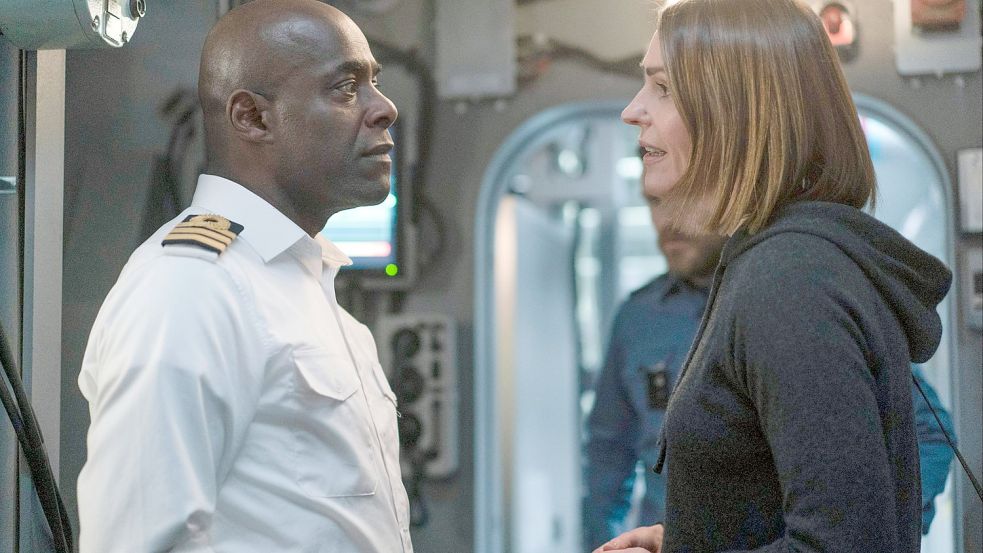 Die Ermittlungen von Amy Silva (Suranne Jones) stoßen bei U-Boot-Kapitän Newsome (Paterson Joseph) auf wenig Begeisterung. Foto: World Productions
