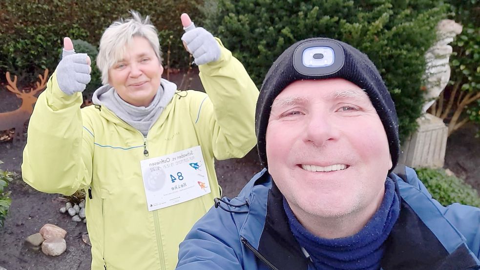 Daumen hoch bei den Limbergs. Heike und Andreas Limberg aus Ostersander sammelten drei Wochen lang beim virtuellen Laufwettbewerb „Schwaben gegen Ostfriesen“ zu Fuß Kilometer. Mit Erfolg. Andreas Limberg gewann mit einem Coup die Einzelwertung bei den Ostfriesen. Seine Frau landete auf Rang acht. Unterm Strich setzten sich aber die Schwaben durch. Foto: Andreas Limberg