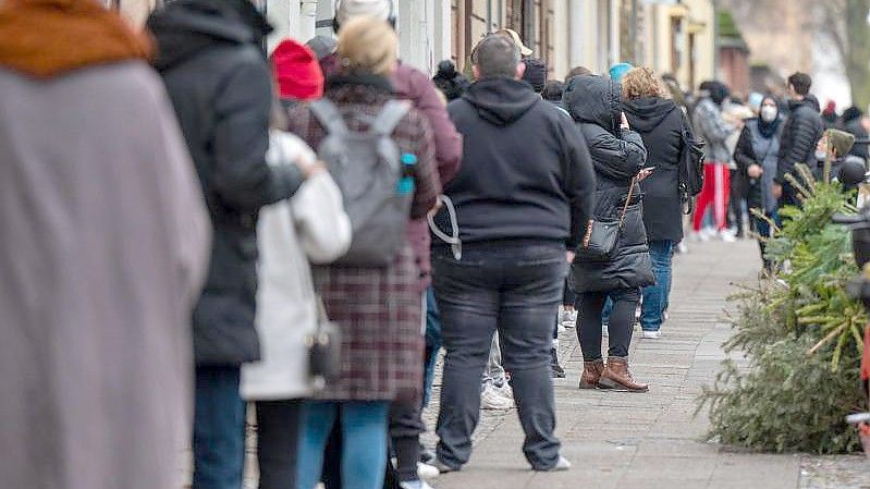 Die Gesundheitsämter meldeten nach RKI-Angaben 80.430 Fälle in 24 Stunden. Foto: Monika Skolimowska/dpa-Zentralbild/dpa