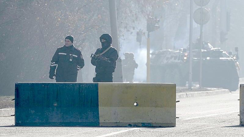 Die Polizei blockiert eine Straße in Almaty, um den Verkehr zu kontrollieren. Foto: Uncredited/AP/dpa