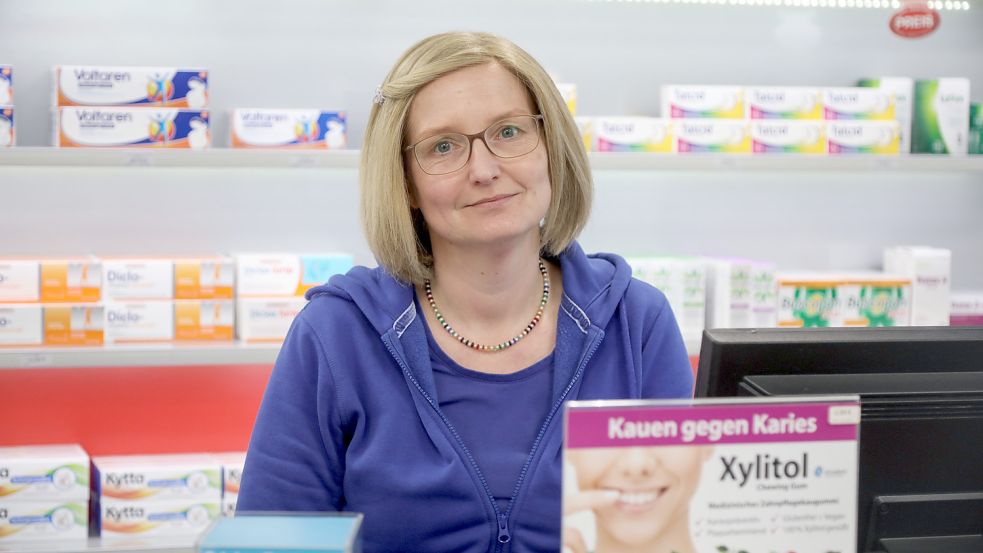 Claudia Nordhausen, Filialleiterin der Bären-Apotheke in Aurich, erfüllt die Voraussetzungen, um gegen Corona impfen zu dürfen. Nun wartet sie auf eine Bescheinigung und den Impfstoff. Foto: Romuald Banik