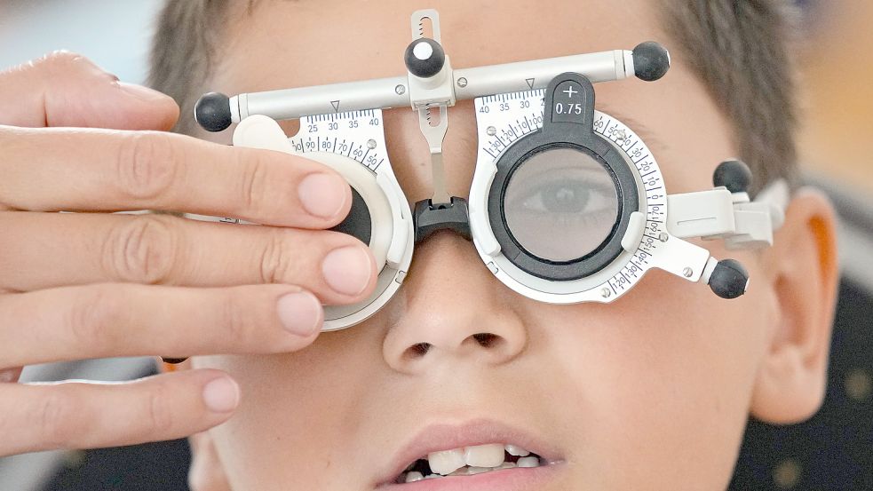 Ein Junge nimmt an einer Untersuchung seiner Augen teil. Schon jetzt ist Kurzsichtigkeit bei Kindern weit verbreitet. Foto: DPA