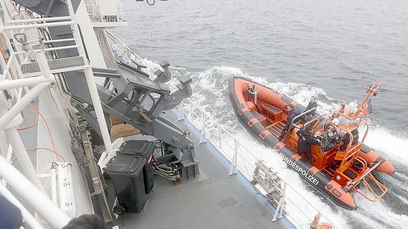 Die Bundespolizei simuliert mit einem Schlauchboot einen Piratenangriff. Foto: picture alliance / dpa