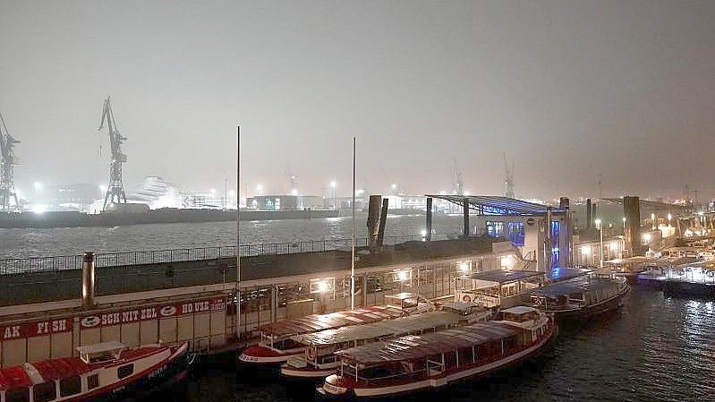 Am frühen Morgen im Hamburger Hafen. Foto: Marcus Brandt/dpa