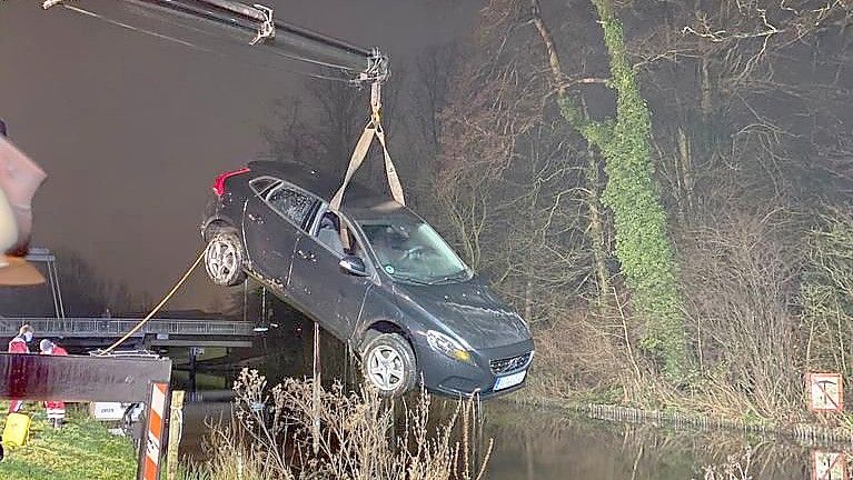 Das Auto konnte durch die Feuerwehr, den DLRG und einen Abschleppdienst aus dem Ems-Jade-Kanal geborgen werden. Foto: Kreisfeuerwehrverband