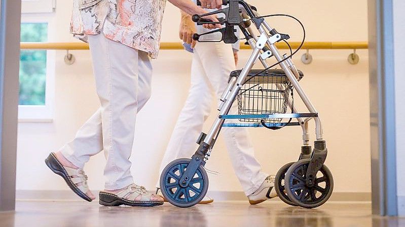 Eine Studie beklagt fehlende Transparenz über die Qualität von Pflegeheimen. Foto: Christoph Schmidt/dpa