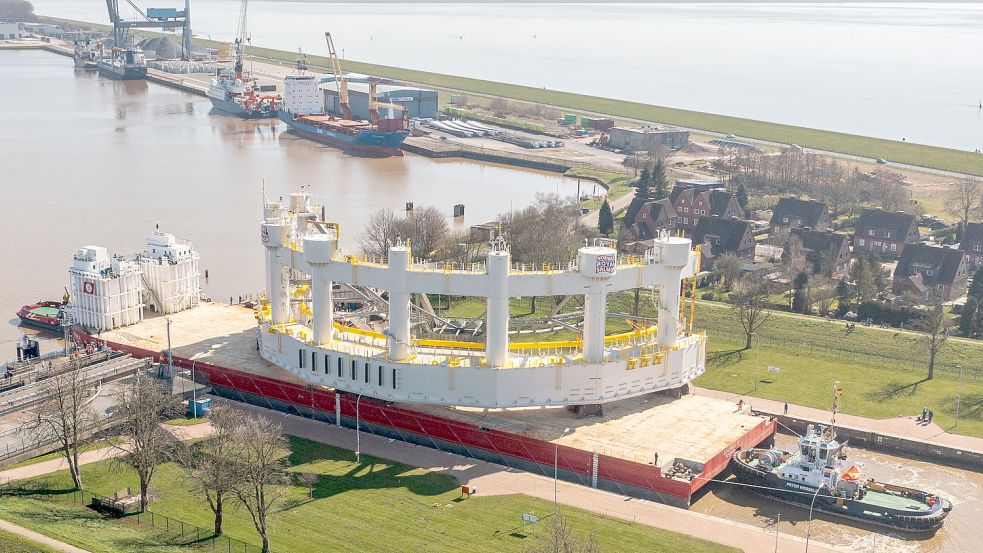 Spektakulär: Das riesige Lachsfarm-Bauteil 2021 in der Großen Seeschleuse in Emden. Archivfoto: DPA