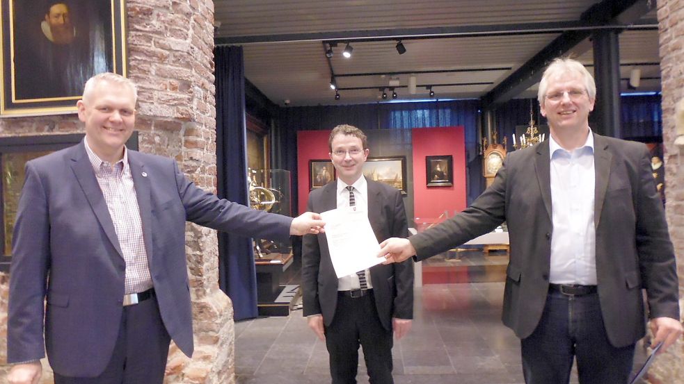 Minister Björn Thümler (von links) übergibt die Finanz-Zusage an die Vorstände Gerhard Plenter und Professor Dr. Kęstutis Daugirdas. Foto: privat