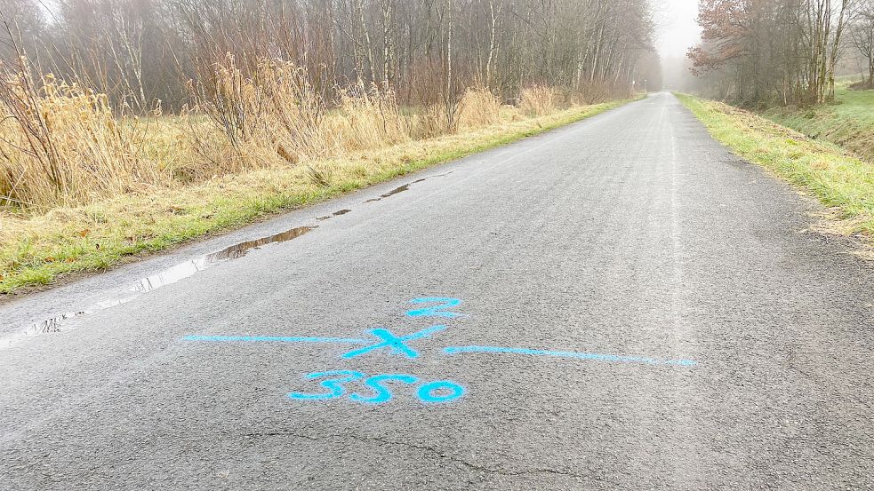 Markierungen auf der Fahrbahn am Königskeil geben Rätsel auf. Foto: Holger Janssen