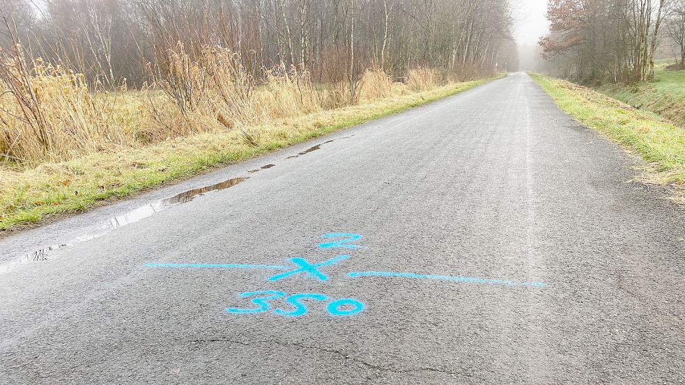 Markierungen auf der Fahrbahn am Königskeil geben Rätsel auf. Foto: Holger Janssen