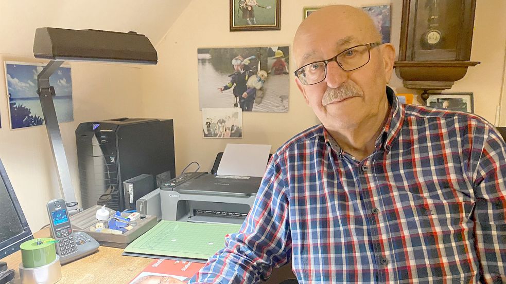 In seinem heimischen Büro bereitet sich Hiller auf die Verhandlungen vor. Foto: Holger Janssen