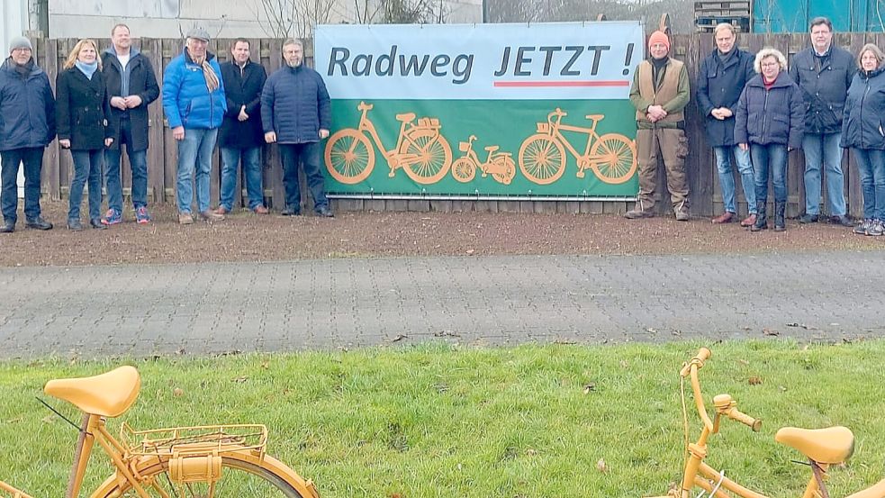 Die Bürger, die den Lückenschluss fordern, hatten Bürgermeisterin Hilke Looden (Krummhörn, Zweite von links), den Norder Landtagsabgeordneten Matthias Arends (Dritter von links), den Norder Bürgermeister Florian Eiben (Fünfter von links), den Auricher Abgeordneten Wiard Siebels (Vierter von rechts) und Samtgemeinde-Chef Gerhard Ihmels (Zweiter von rechts) an die L 4 geladen. Foto: privat