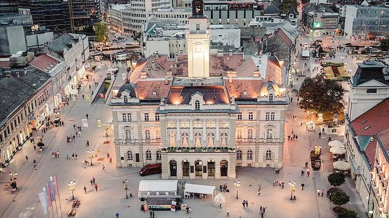 Das Zentrum von Novi Sad bei Nacht. Die nordserbische Stadt ist Kulturhauptstadt 2022. Foto: Jelena Ivanovic/Stiftung Novi Sad 2021/dpa