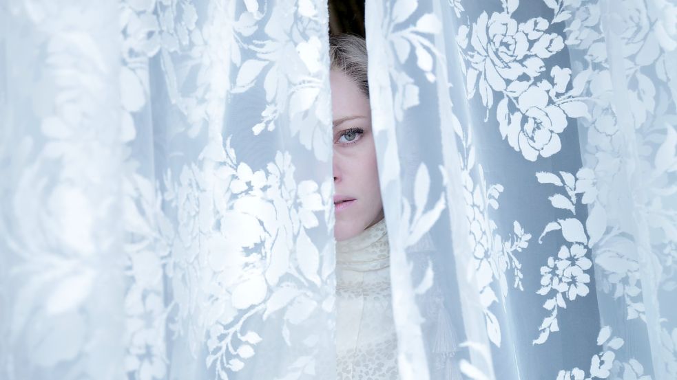Leben wie hinter einem Schleier. Lady Di (Kristen Stewart) will raus aus ihrem Goldenen Käfig. „Spencer“. Ab Donnerstag neu im Kino. Foto: Pablo Larraín