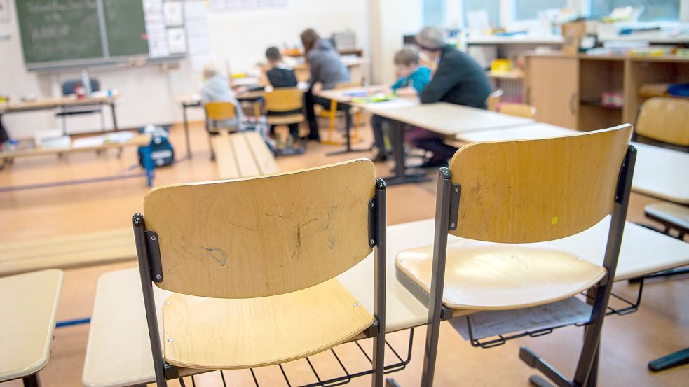 In den Schulen in Aurich sind die Klassenräume etwas leerer als sonst. Einige Kinder üben lieber daheim. Foto: DPA