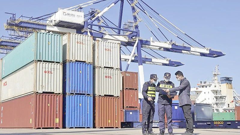 Ein Containerhafen in der ostchinesischen Provinz Shandong. Foto: Uncredited/CHINATOPIX/dpa