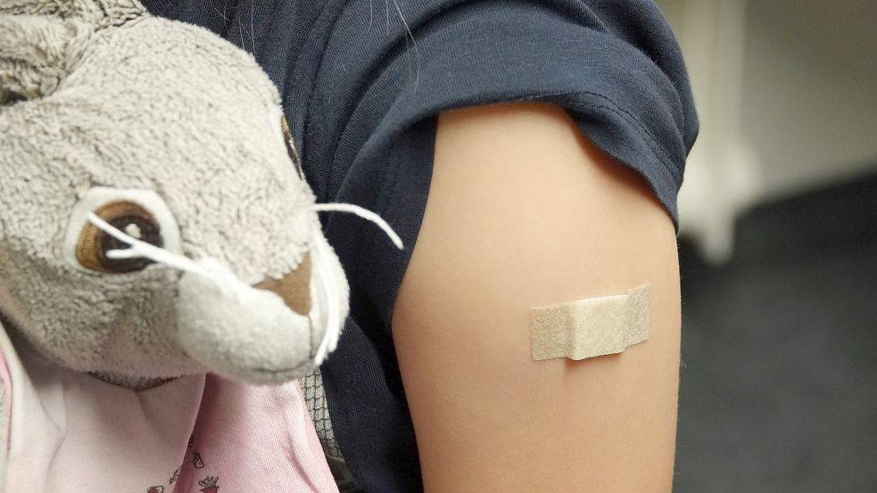Auch alle Kinder sollten gemäß den STIKO-Empfehlungen geimpft werden, fordert Huppertz. Foto: Mona Wenisch/dpa
